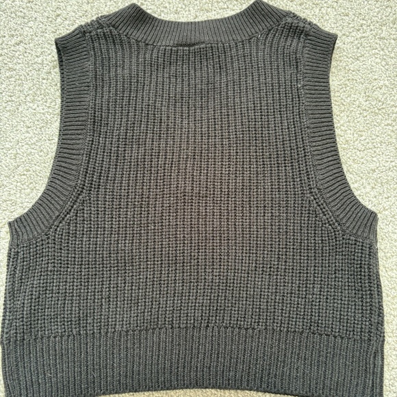 Cropped Cable Knit Vest - Picture 2 of 4
